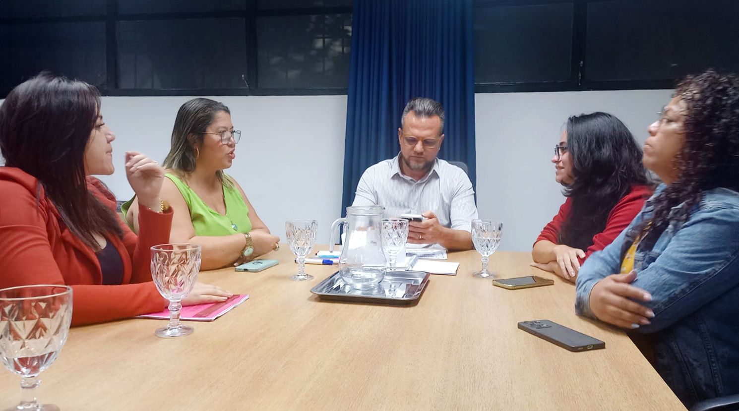 Em reunião, prefeito Eduardo promete revisar e aprovar Planos da Guarda e Magistério e implantar PCCS geral até agosto de 2025