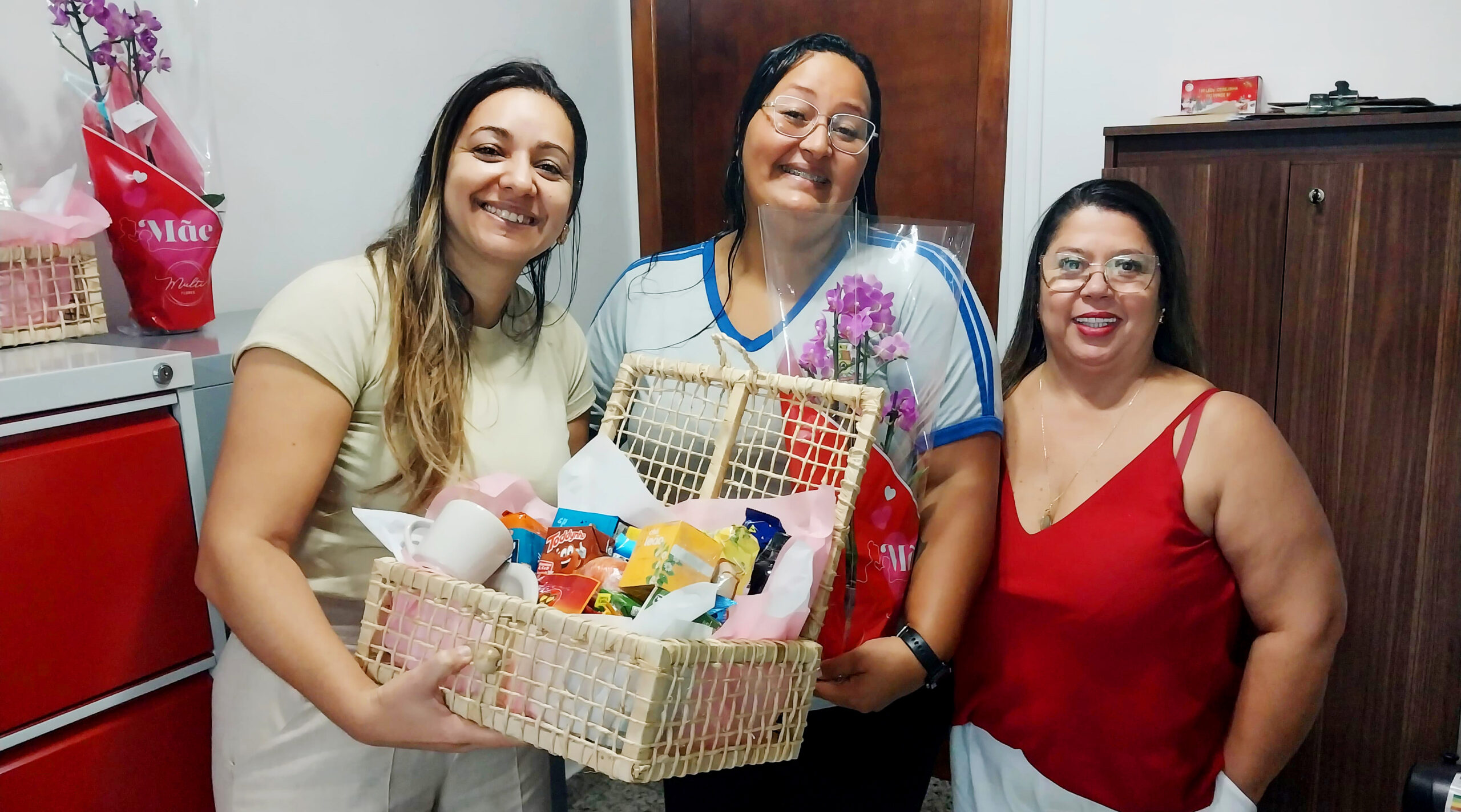 Servidoras Silvana e Cecília, sorteadas na ação de Dia das Mães, retiram cestas e flores no Sinseri