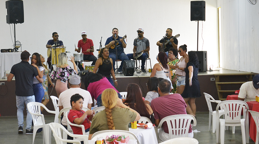 Feijoada com Samba anima os Servidores de Itaquá Teve muita música, alegria e premiação com bingo