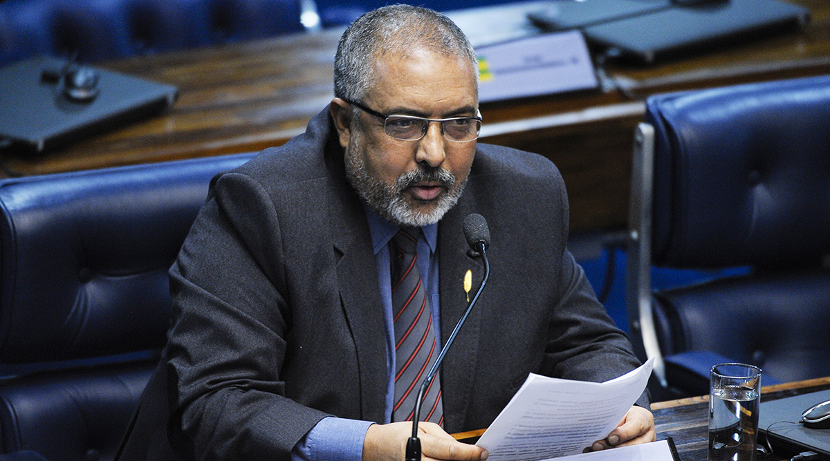 O Brasil caminha para um estado de miséria absoluta, alerta o senador Paulo Paim