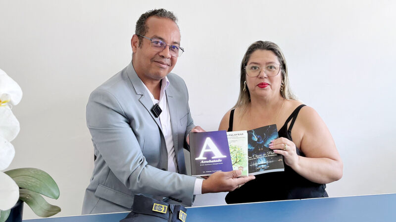 Sinseri homenageia o escritor e Subinspetor Kleber Conceição por sua contribuição ao serviço público e à literatura