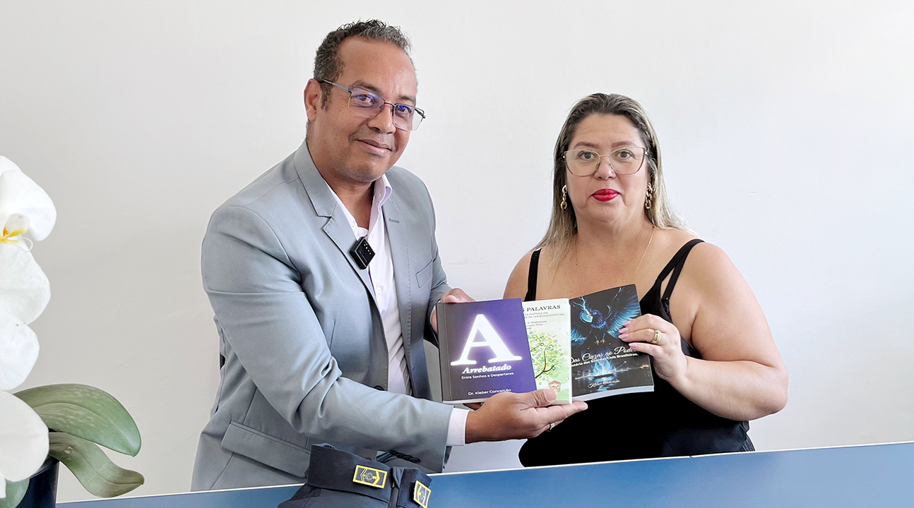 Sinseri homenageia o escritor e Subinspetor Kleber Conceição por sua contribuição ao serviço público e à literatura