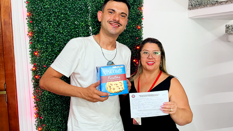 Ewerton Santana, novo Servidor do setor de Patrimônio, filia-se ao Sinseri e já leva seu chocotone. Seja bem-vindo!