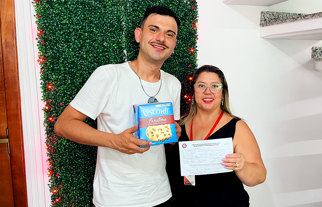 Ewerton Santana, novo Servidor do setor de Patrimônio, filia-se ao Sinseri e já leva seu chocotone. Seja bem-vindo!