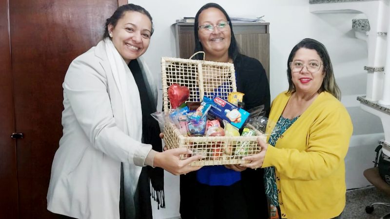 Servidoras Maria Aparecida e Silvana Nascimento, sorteadas na ação de Dia das Mães, recebem suas cestas do Sinseri