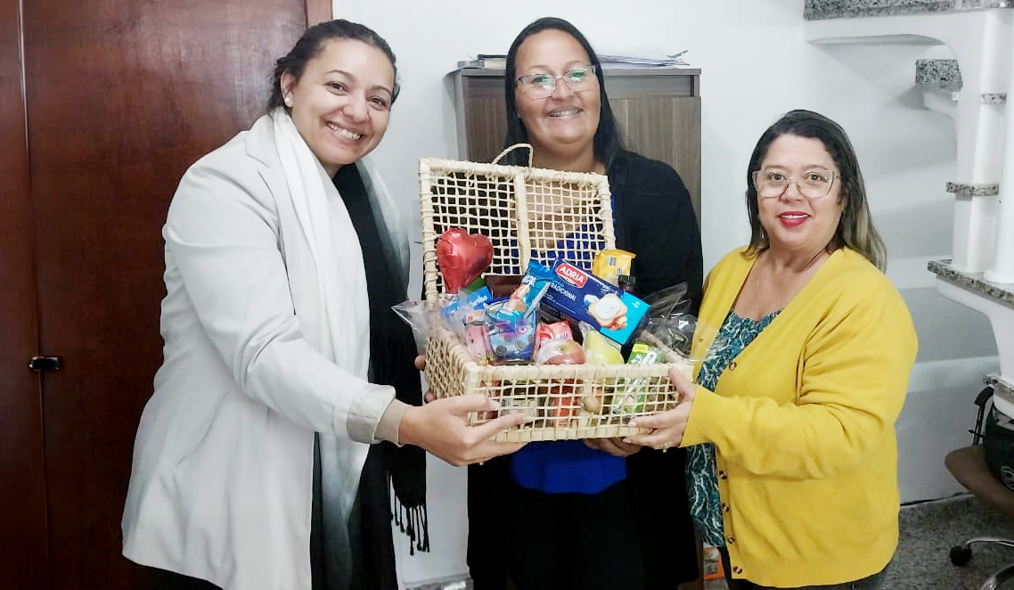 Servidoras Maria Aparecida e Silvana Nascimento, sorteadas na ação de Dia das Mães, recebem suas cestas do Sinseri